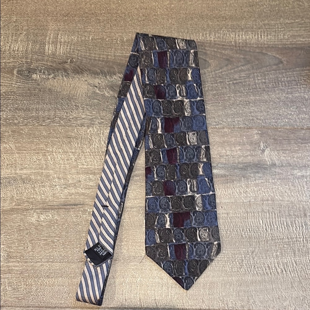 Haggar Men's Tie in Blue, Gray, and Red